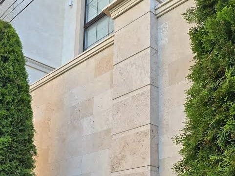 ტრავერტინის ფასადი — თბილი კრემისფერი ქვა